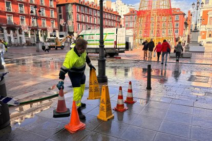 Una fuga de agua en la calle Santiago provoca un apagón.