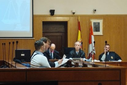 El condenado, en primer plano, durante la vista de conformidad celebrada este lunes en la Audiencia de Valladolid.