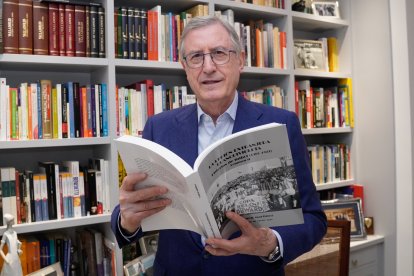 Ramón Martínez hojea su nuevo libro en su domicilio vallisoletano.