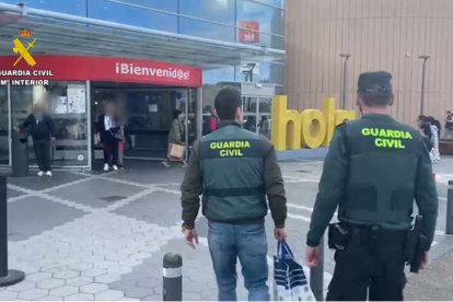 Tres detenidos por robar perfumes en el Río Shopping de Arroyo