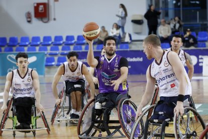 Jugada del partido entre vallisoletanos y madrileños.