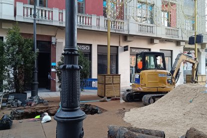 Operarios trabajando en la tarde del lunes en la reparación de la avería en la calle Santiago que dejó sin suministros a los comercios.