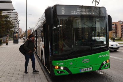 Un autobús de AUVASA muestra el lema #SomosInfancia