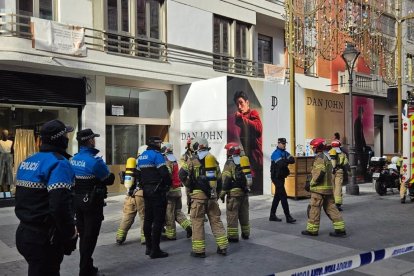 Imagen del despliegue de la policía local y de los bomberos ante la posible fuga de gas en la calle Santiago.