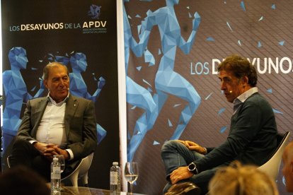 José Miguel Ortega junto a Perico Delgado en Los Desayunos de la APDV.