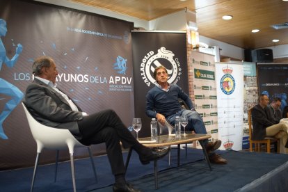 José Miguel Ortega junto a Perico Delgado en Los Desayunos de la APDV.