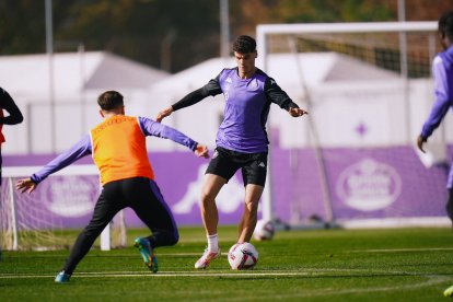 David Torres con el balón en un entrenamiento