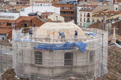 Operarios trabajando en la cúpula de ladrillo de la iglesia de la Vera Cruz de Valladolid.