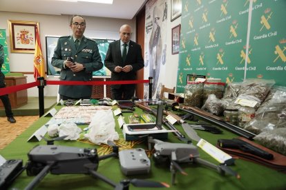 El coronel Velarde muestra al subdelegado Canales la droga y las armas incautadas
