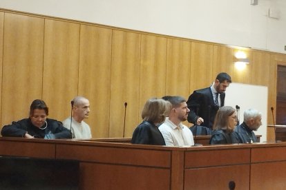 Los encausados y sus representantes legales al inicio de la vista de conformidad en la que se ha llegado a un acuerdo que ha evitado la celebración del juicio.