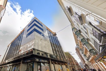 Edificio de CaixaBank en la esquina de las calles Regalado y Teresa Gil.