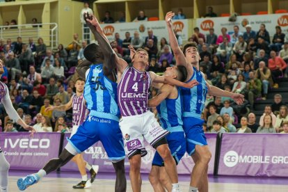 Tres jugadores del Gipuzkoa Basket luchan por un rebote junto al blanquivioleta Vucetic.