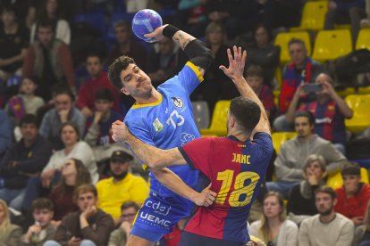 Una acción del Recoletas-FC Barcelona.