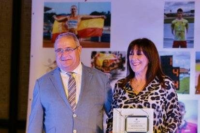 Momento del homenaje a Mariano Haro con su viuda y el presidente de la Territorial García-Alaguero.