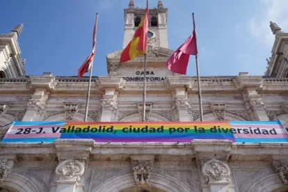 Bandera del orgullo gay en el balcón del edificio consistorial de Valladolid el 28 de junio de 2022