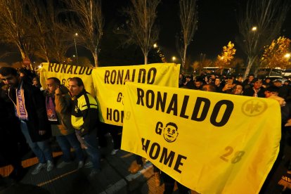 pancartas contra Ronaldo en los aledaños del estadio Zorrilla antes del partido ante el Atlético de Madrid.