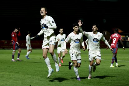 Latasa, a la izquierda, celebra su gol, primero del partido, junto a Torres y Meseguer.