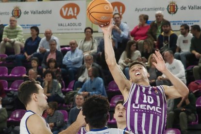 Hoover lanza a canasta en el duelo ante Oviedo.