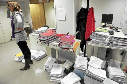 Pilas de expedientes en un juzgado de Valladolid.