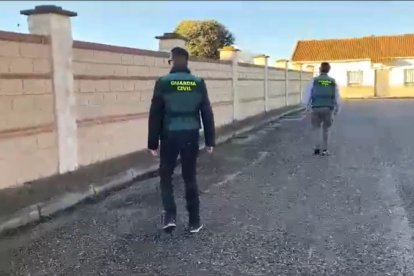 Guardias Civiles en labores de investigación