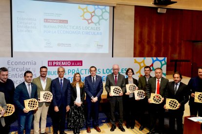 Foto de familia de los premiados en la jornada 'Economía Circular y Entidades Locales'