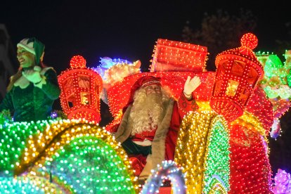 La Cabalgaza de Papá Noel recorre el centro de Valladolid.