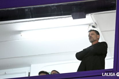 Diego Cocca observa el Real Valladolid-Valencia desde un palco.