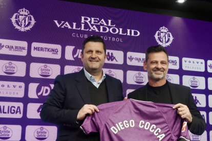 Domingo Catoira (izquierda) juntoa Diego Cocca en su presentación.