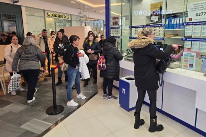 Cola en la administración de lotería ‘Rana de Oro’, en el centro comercial RÍO Shopping de Arroyo de la Encomienda