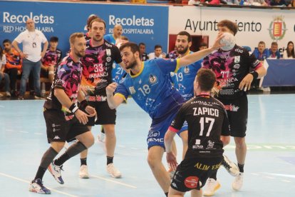 Miguel Martínez penetra entre rivales en el derbi de la temporada pasada, con victoria del Recoletas 36-33.
