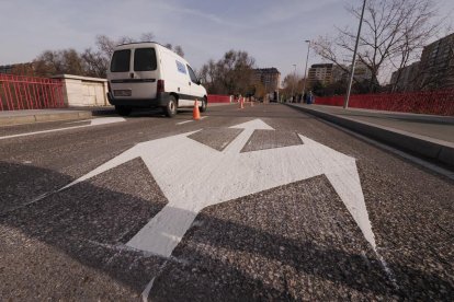 Pintado de la señalización del puente de Poniente.