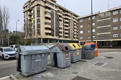 Contenedores de basura en la plaza de Uruguay de Arturo Eyries.