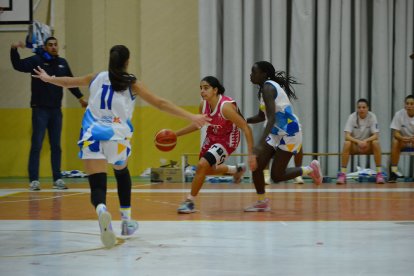 Una jugadora de la selección sub-16 de Castilla y León durante la final en Pedrajas ante Canarias