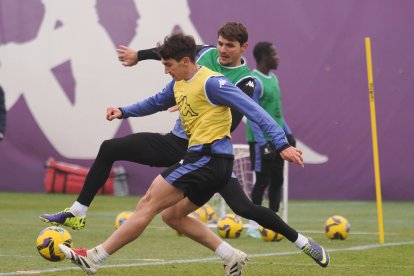 Mario Martín, con el balón, ante la presión de Stanko Juric
