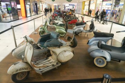 Exposición de motos clásicas en el centro comercial VallSur. J.M. LOSTAU.