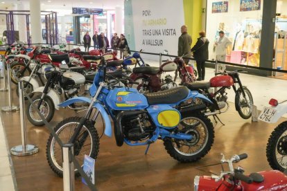 Exposición de motos clásicas en el centro comercial VallSur. J.M. LOSTAU.
