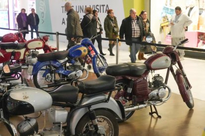 Exposición de motos clásicas en el centro comercial VallSur. J.M. LOSTAU.