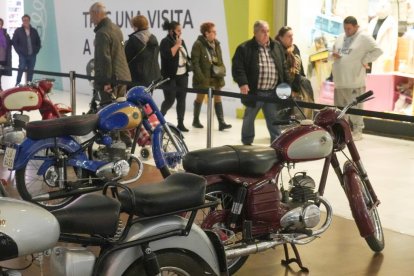 Exposición de motos clásicas en el centro comercial VallSur. J.M. LOSTAU.