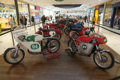 Exposición de motos clásicas en el centro comercial VallSur. J.M. LOSTAU.