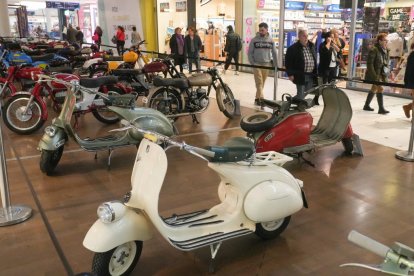 Exposición de motos clásicas en el centro comercial VallSur. J.M. LOSTAU.