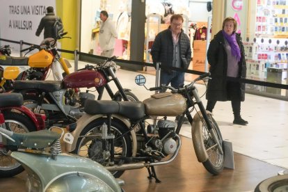 Exposición de motos clásicas en el centro comercial VallSur. J.M. LOSTAU.
