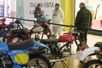 Exposición de motos clásicas en el centro comercial VallSur. J.M. LOSTAU.