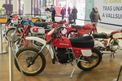 Exposición de motos clásicas en el centro comercial VallSur. J.M. LOSTAU.