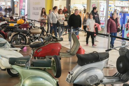 Exposición de motos clásicas en el centro comercial VallSur. J.M. LOSTAU.