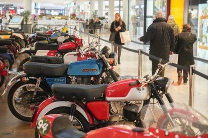 Exposición de motos clásicas en el centro comercial VallSur. J.M. LOSTAU.