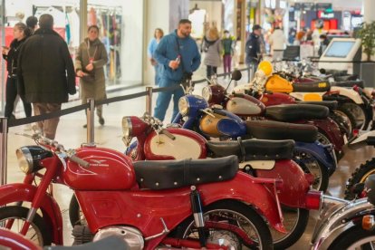 Exposición de motos clásicas en el centro comercial VallSur. J.M. LOSTAU.