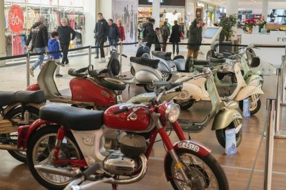 Exposición de motos clásicas en el centro comercial VallSur. J.M. LOSTAU.