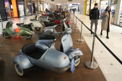 Exposición de motos clásicas en el centro comercial VallSur. J.M. LOSTAU.
