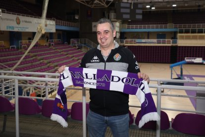 Iñaki Martín posa en el Polideportivo Pisuerga con la bufanda del UEMC