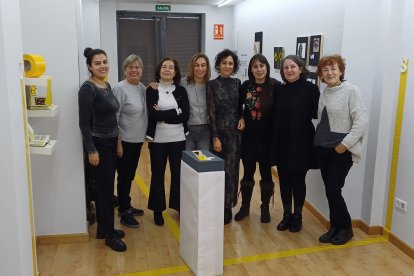 Adriana Tironi, la galerista Concha Gay, Yolanda Martínez, Virginia Villar, Eva Sanz, Vanesa Calzada, deMayo Cisneros y Ana Isabel Gallego en Espacio Abierto, junto a la obra de la tercera, esta mañána.